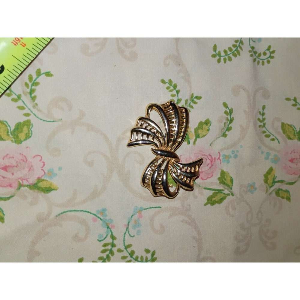 Gold Toned Open‎ Metal Ribbon Bow Brooch Unmarked 2 Inch Vintage